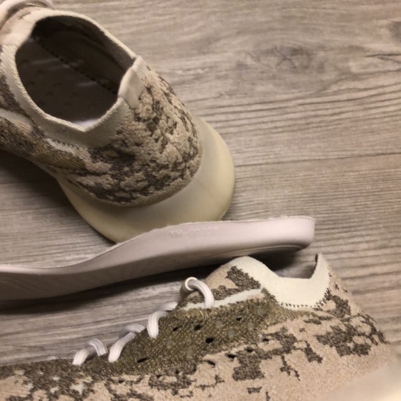 Yeezy Sneakers Authentic - Picture 5 of 6